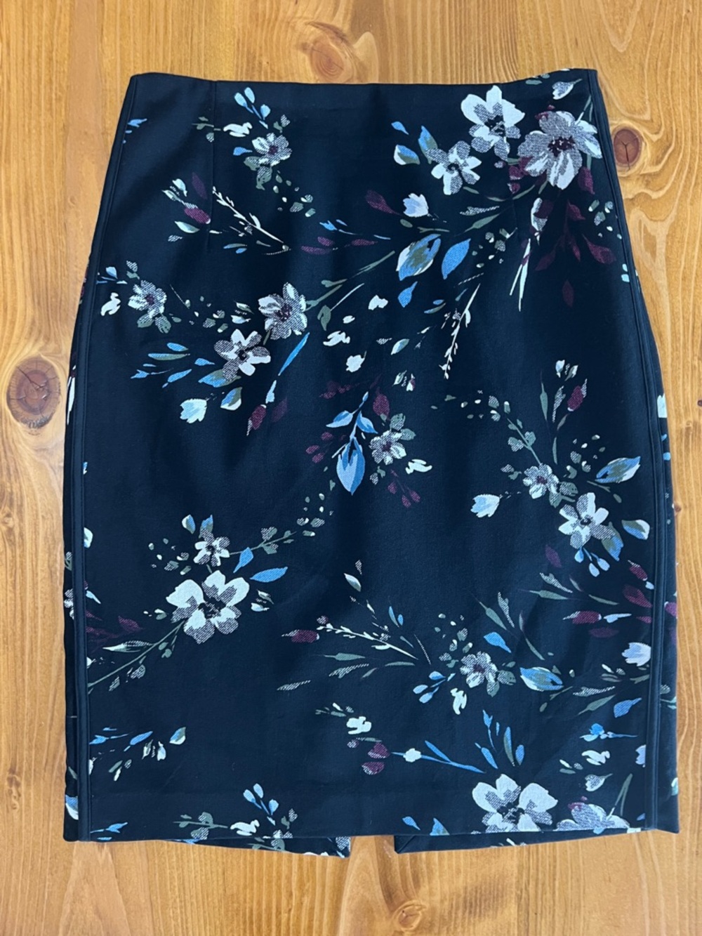White House Black Market Floral Pencil Skirt Size 4 Side Trim Detail